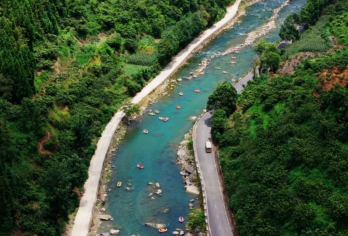 贵阳私家日游：猴耳天坑·极限酷玩公园与南江大峡谷【贵阳一日包团游，南江大峡谷与猴耳天坑相结合，一次旅程探索贵州两大喀斯特奇观。 探索南江大峡谷，漫步水边小径，沉浸于青翠峡谷与层叠瀑布的原生态美景中。 探访后尔天坑，俯瞰独特的喀斯特漏斗地貌，感受壮阔而宁静的自然鬼斧神工】