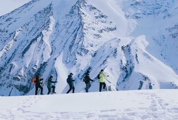 岗什卡雪峰+七彩瀑布+连心湖+大本营一日游【巴士团】【奔赴岗什卡雪峰，冬天享受冰雪体验，夏天观赏连心湖（情侣打卡圣地）】