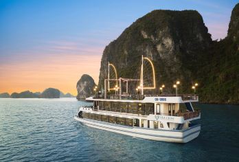 五星级豪华海狮下龙湾一日游，含自助午餐和班车【高级游轮体验：乘坐高级一日游游轮穿越翡翠水域和石灰岩喀斯特地貌。 休闲与娱乐：享受自助午餐、泳池派对、按摩浴缸和日落。 灵活探索：参观惊喜洞、迪托普岛，并选择乘坐皮划艇或舢板船。】