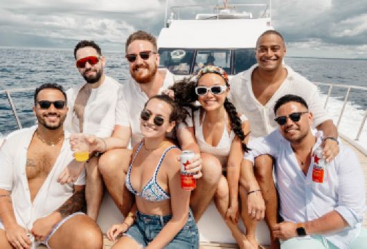 巴厘岛私人游艇之旅 努沙佩尼达岛、努沙杜瓦、吉利岛【在清澈见底的海湾浮潜，观赏蝠鲼 享受豪华设施：空调、蓝牙音响、冰管和液晶电视。 体验立式桨板、漂浮垫、趣味垂钓和海滩俱乐部午餐等精彩活动。】