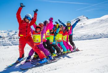 北京万科石京龙滑雪场一日游【滑雪自由行|4小时/全天畅滑】【[品质保证]套餐可选含滑雪票，增送滑雪视频】