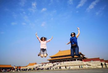 北京亮点：熊猫馆、天安门广场和故宫探险【北京动物园拥有著名的熊猫馆。在这里，您可以近距离观赏大熊猫。这些可爱的动物是中国的象征。 您的导游将专注于您的团队，确保为您提供量身定制且贴心的体验。 故宫是**之地。它曾作为皇宫统治了数个世纪。故宫拥有令人叹为观止的建筑和广阔的庭院。】