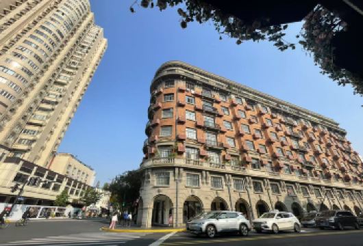 上海宋庆龄故居纪念馆+武康大楼+武康路 人工深度讲解 含耳麦【沉浸式文化体验，专业解读展品内涵和文物价值；1.2公里汇聚51处历史建筑；文艺与市井融合。】