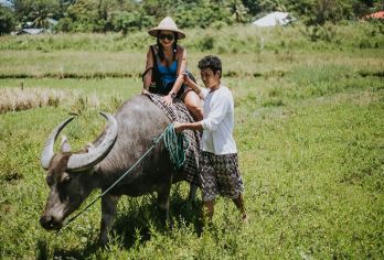 莫塔格生活博物馆之旅【沉浸于地道的阿克兰传统和乡村生活。 试试舂米、刨椰子、编篮子和水牛耕地。 与当地农民和工匠进行有意义的互动】