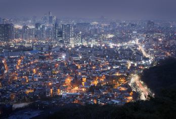 首尔亮点私人旅游：从皇宫到时尚街道的一日游【回到过去，参观宏伟的宫殿和传统的韩屋村，然后快进到现代购物街——所有这些都包含在一次无缝的包团中。 您可以自由定制您的首尔冒险之旅，配备专属司机并根据您的个人兴趣和时间安排安排停靠点。 这次旅行非常适合文化探索者和休闲观光者——融合了皇家历史和时尚市场，让您充分体验首尔的风情。】