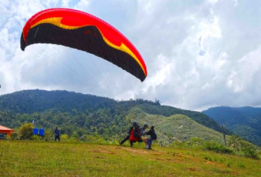 罗翰探险之旅：滑翔伞体验 及 参观德萨奶牛场 |  沙巴州,亚庇【在专业友好的飞行员的指导下，体验惊险刺激的滑翔伞飞行，翱翔至 800 米高空，饱览雄伟的京那巴鲁山美景。 一次旅程，尽享刺激与宁静——体验起飞的快感和漂浮在自然之上的平静，是初学者和冒险爱好者的理想之选。 “沙巴的小新西兰”——捕捉明信片般完美的绿色牧场、绵延起伏的山丘和上镜的黑白奶牛的景色。】