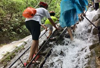 桂林古东景区一日游【冠岩 电瓶车/可攀爬瀑布/市区酒店接送】【经典火爆纯玩休闲无购物线路！】