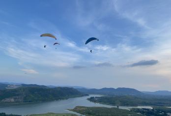 山东临沂长山滑翔伞【俯瞰湖景+空中翱翔+专业教练一带一】【翱翔在广阔的蓝天，享受全新视觉盛宴，惊险刺激的高空体验。】
