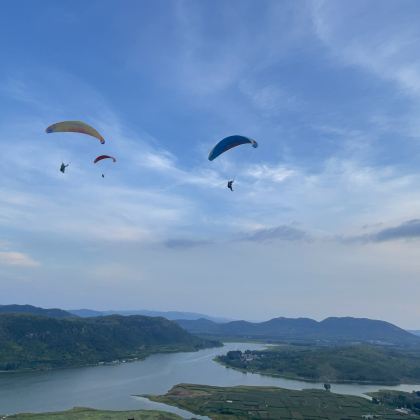 山东临沂长山滑翔伞【俯瞰湖景+空中翱翔+专业教练一带一】