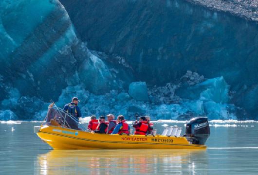 新西兰皇后镇往返 库克山风景之旅 可选直升机观光 冰川探险船【16人团，乘坐现代化的舒适小巴，车内配备齐全，确保您的舒适和安全。】