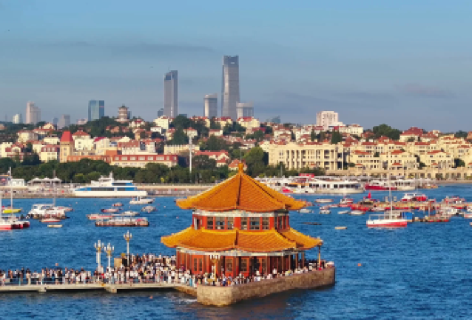 青岛市区6人跟团一日游|小麦岛旅拍+游艇出海+青啤+八大关【安全可靠：专业司机保障行车安全，适合商务、旅游等个性化需求。】