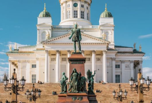 赫尔辛基--赫尔辛基主教座堂--颂歌中央图书馆--芬兰堡【宏伟的建筑内有很多精美的壁画和雕塑。冬日的时候，大雪覆盖了教堂前的广场，暖暖的灯光亮起，整个教堂一片】