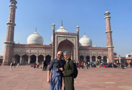 德里老城半日精华私人游【悠闲的半日旧德里之旅，按照您自己的节奏游览贾玛清真寺、德里红堡、月光集市、人力车骑行、香料市场以及班戈拉·撒西比谒师所。 乘坐配备专业司机和资深导游的私人空调车，享受舒适旅程，提供无忧酒店或机场接送服务。 这是为您或您的团队提供的****包团服务。即使是单人订单也保持私密性——不与其他游客共享。】