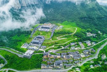 重庆武隆+懒坝国际禅境艺术度假区+归原小镇一日游【武隆仙女山位于重庆市武隆区，属武陵山脉南支，是国家5A级旅游景区、武隆喀斯特世界自然遗产组成部分】