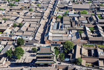 从太原出发，包车一日游览平遥古镇和乔家大院【[私人定制]专属包车服务，为您打造私密舒适的旅程，灵活的行程安排，避开人群和等待时间。 [安心出行]车内干净无异味，全程无烟环境，确保每次旅程清新舒适，轻松无忧。 [**景点]平遥古城，百年文化遗产，体验山西文化】