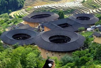 南靖田螺坑土楼+裕昌楼+塔下村纯玩一日游+免费接送+韩语导游【[专属导游]专业持证韩语导游，提供深度文化讲解与贴心服务，沟通零障碍，确保您的体验质量。】