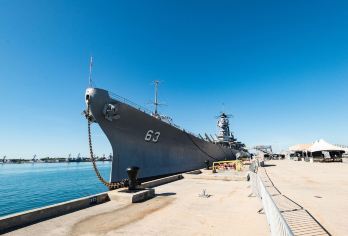 夏威夷珍珠港+密苏里号战舰纪念馆+ 珍珠港国家纪念馆+威基基【「历史与浪漫的「时空交错」｜上午在沉船前沉思，傍晚在威基基沙滩拥吻，把「夏威夷的两面」都拥抱】