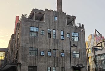 上海四行仓库抗战纪念馆+1933老场坊包车一日活动可英文服务【奇幻童话城堡圆梦，星际穿梭刺激探险，动物城破案互动狂欢】