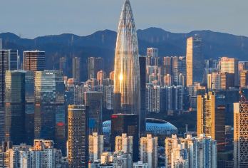 深圳+地王观光·深港之窗一日游【含门票+午餐+游艇出海】【[大梅沙海滨公园]自然条件得天独厚，栈道造型具有浓郁海滨特色，形成了优美舒适的海滨旅游景点。】