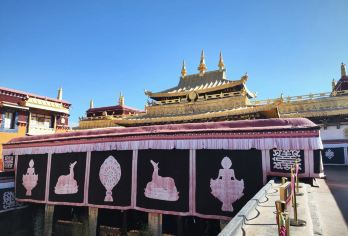 【金牌说】大昭寺讲解 2H 大咖领讲 可包团8人团 拉萨旅游【[金牌导游讲师团]他们博古通今，幽默睿智，善于挖掘文物背后的故事，娓娓道来先行者那传奇经历和轶事；】