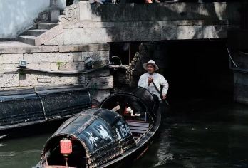 绍兴乌篷船体验+鲁迅故里+百草园+三味书屋+沈园半日活动【2小时原创深度匠心精讲服务（提供无线蓝牙耳麦，保证您的试听感受）】