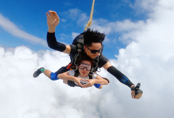 杭州千岛湖高空跳伞一日游【3000米高度+空中酷炫拍摄】【[刺激体验]高空自由落体，俯瞰震撼美景；】
