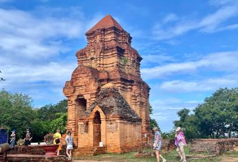 从潘切/美奈出发：达古山、卧佛、潘切市区、占婆塔【乘坐风景优美的缆车，尽情欣赏塔库山的壮丽景色。 提供探索该地区丰富历史和文化的**方式 从灵山长寿寺和占婆塔欣赏令人叹为观止的美景。】