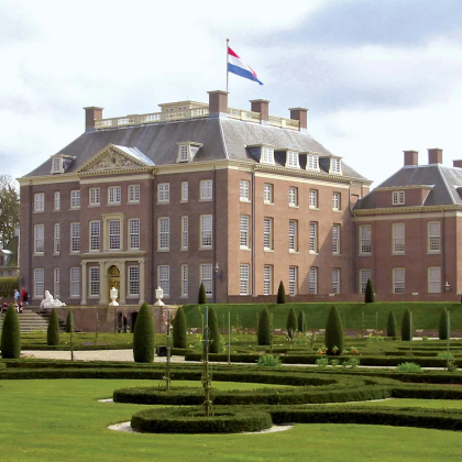 荷兰阿珀尔多伦+高费吕韦国家公园+罗宫+圣胡伯狩猎住宅一日游