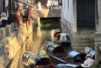 乌篷船体验+鲁迅故里+百草园+三味书屋含预约票+人工深度讲解【形式独特：乌篷船接驳，体验水乡独特交通方式。】