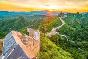 八达岭长城+红楼梦一日游·一日阅尽千年·八达岭雄关与红楼幻梦【[上午·豪迈史诗]站在慕田峪长城之巅，极目远眺，群山如海，城垣如龙。这里是阳刚、雄浑、历史的象征。】