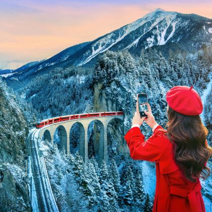 瑞士圣莫里茨+蒂拉诺+贝尔尼纳快车一日游【中文包车精选路线】