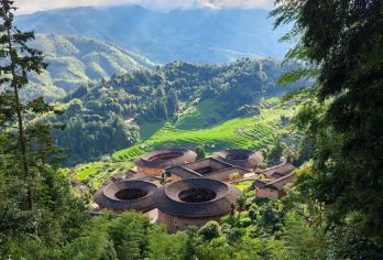 南靖田螺坑土楼+裕昌楼+塔下村纯玩一日游免费接送+多语种导游【[专属导游]专业持证英/韩/日语导游，提供深度文化讲解与贴心服务，沟通零障碍，确保您的体验质量。】