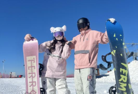 【赠送2险4宝+官方直通车+天天发】洛阳伏牛山滑雪一日游【[双险护航]凡跟团出游者，每人均含出游当天雪场险+车位险，为您保驾护航!】