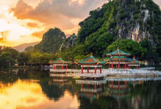 【2-6人小团】肇庆一日游·七星岩+鼎湖山+仙女湖+肇庆美食【[缤纷体验]缤纷景点有七星岩+鼎湖山+岩前村+砚阳湖公园+肇庆古城墙等游玩景点】