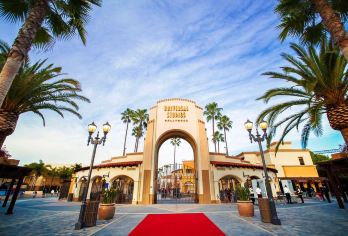 洛杉矶好莱坞环球影城+比弗利山+曼哈顿沙滩一日游【好莱坞环球影城：全球著名电影主题公园，游客可以体验电影制作过程，参观经典电影场景】