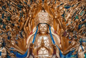 中国重庆+大足石刻+北山石刻/定制包上门接送+可选中英文讲解【北山摩崖造像始刻于唐末，至南宋结束，石刻位于大足区城北2千米的北山上。以大佛湾为中心，遍及其四周的观】