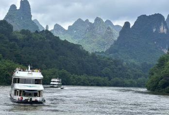 桂林：漓江一日游及阳朔刘三街夜秀私人定制游【参加这个二合一的旅行团，您可以乘船游览漓江，并欣赏夜间灯光秀。 探索桂林和阳朔举世闻名的秀丽风光 从您当地酒店出发的往返私人交通服务让出行更加轻松便捷。】