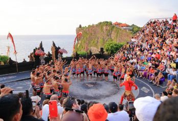 乌鲁瓦图 Kecak 火舞门票和日落神庙门票（含接送）【保证入场：免去排长队的烦恼，获得世界闻名的凯卡克火舞表演的优先门票。 **的背景：在露天剧场欣赏精彩绝伦的表演，与壮丽的乌鲁瓦图日落完美融合。 巴厘岛传奇：体验独特的仪式——由 100 多名男舞者催眠般的吟唱推动的罗摩衍那史诗的戏剧性重述。】