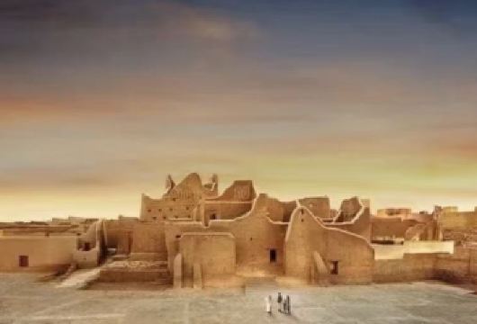 利雅德一日游【户外冲沙+骑骆驼+喝驼奶+阿扎勒集市】【四驱车冲沙红沙丘，在含铁氧化物染红的沙浪间疾驰，感受失重与速度交织的沙漠狂欢。】