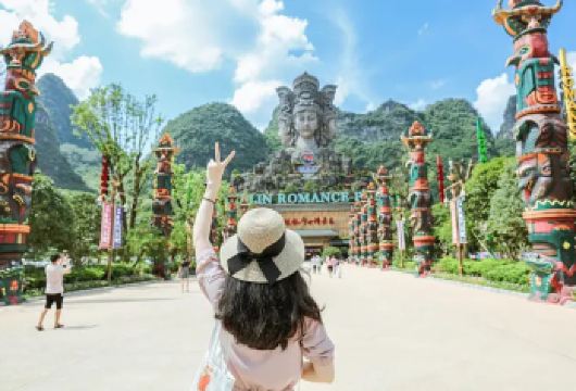 漓江景区+遇龙河竹筏漂游+桂林千古情一日游【纯玩8人小团】【[亮点一]遇龙河竹筏，官方渠道出票，无需自行抢票；多种玩法可选，拒绝走马观花式的游玩！】