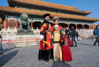 【私人团体及小团】广场+故宫+导游服务+交通【北京本地旅行社。服务很好。如果在行程中发现任何购物停留，我们将补偿您1000元人民币。 可选择多个景区游览套餐。 关于私人团体游，您和您的家人/朋友将组成一个团体，没有其他人。导游只为您服务。】