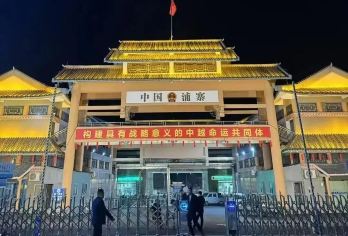 友谊关+浦寨边境口岸+花山岩画（宁明段）一日游（独立成团）【融合边关口岸风情与史前文化，探花山岩画未解之谜，行程独特有深度。】