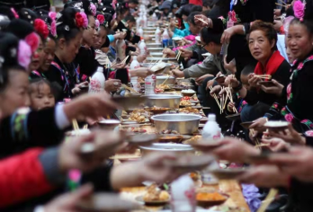贵州西江千户苗寨一日/打卡神秘苗疆/品长桌宴/赠苗服换装体验【[苗寨全景]观景台+吊脚楼+鼓藏堂+嘎歌古巷+田园风光+风雨桥 +欣赏苗族歌舞表演,体验苗族风情！】
