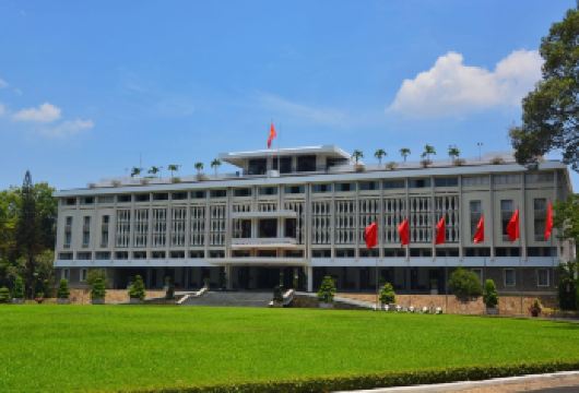 越南胡志明市半日游（上午）-统一宫+战争遗迹博物馆-中央邮局【统一宫建于1966年，是一座占地面积达12万平方米的庞大四层白色建筑，前南越政权的总统府所在地。】