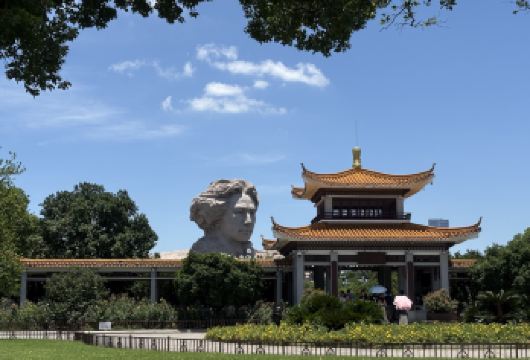 可选私家团接送|湖南省博物馆+橘子洲景区+岳麓山爱晚亭一日游【匠心打造湖湘体验：️封顶20人团·上门接·晚出发不赶早，可选特色湘味餐食，专线导游无线耳麦人工讲解；】