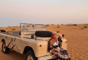 迪拜清晨穿越沙漠保护区探索羚羊复古路虎车VIP野奢体验【复古路虎自然探险——乘坐老式路虎，深度探索迪拜沙漠保护区】