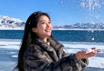 新疆赛里木湖一日游【环湖直通车+畅玩4-5H+小车/大巴】【[郑重承诺]伊犁本地旅行社，独立发团。高山冷水湖泊、草原、森林、口岸文化、紫色花海】