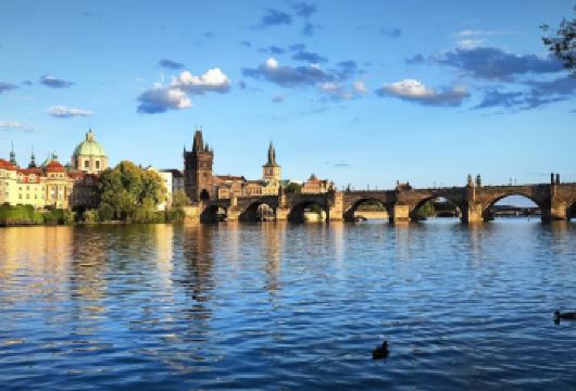 捷克布拉格查理大桥+布拉格城堡区+库特纳霍拉+天文钟一日游【专业司机应对复杂路况与停车难题，行程灵活自由，让您专注于游览与拍照。】