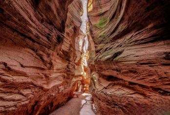 陕西甘泉大峡谷一日游【西安出发】【踏上红色大地，漫步曲折山间，多年风雨刻画，当美丽的太阳升起，丹霞地貌令人瞩目，静赏大自然之美；】