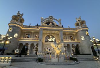 北京泡泡玛特城市乐园+798艺术区一日游|可选中/英私人导游【打卡泡泡玛特城市乐园，与 LABUBU 雕塑合影；探秘 798 艺术区，在火车头广场间捕捉创意灵感。】